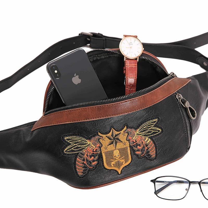 Kleine Ledertaschen für Männer und Frauen auf der Straße