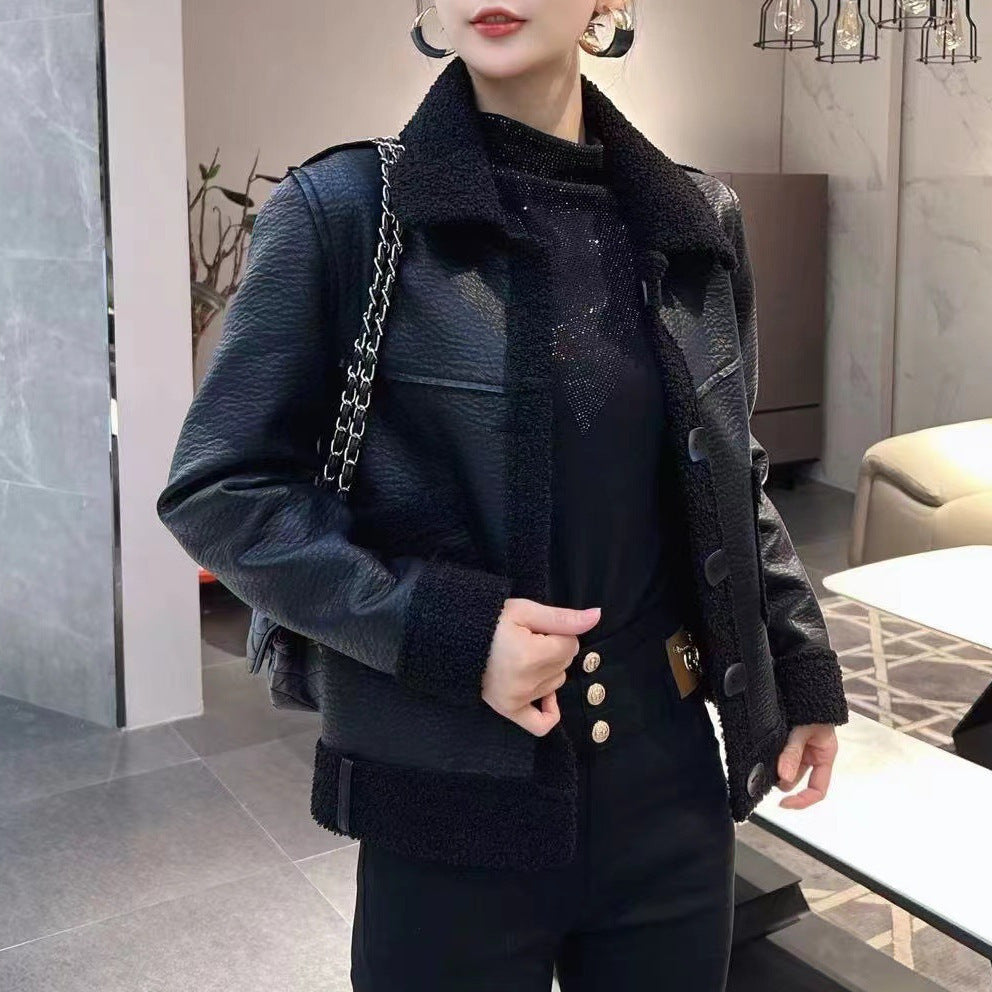 Modische, beidseitig tragbare, allumfassende kurze Lederjacke