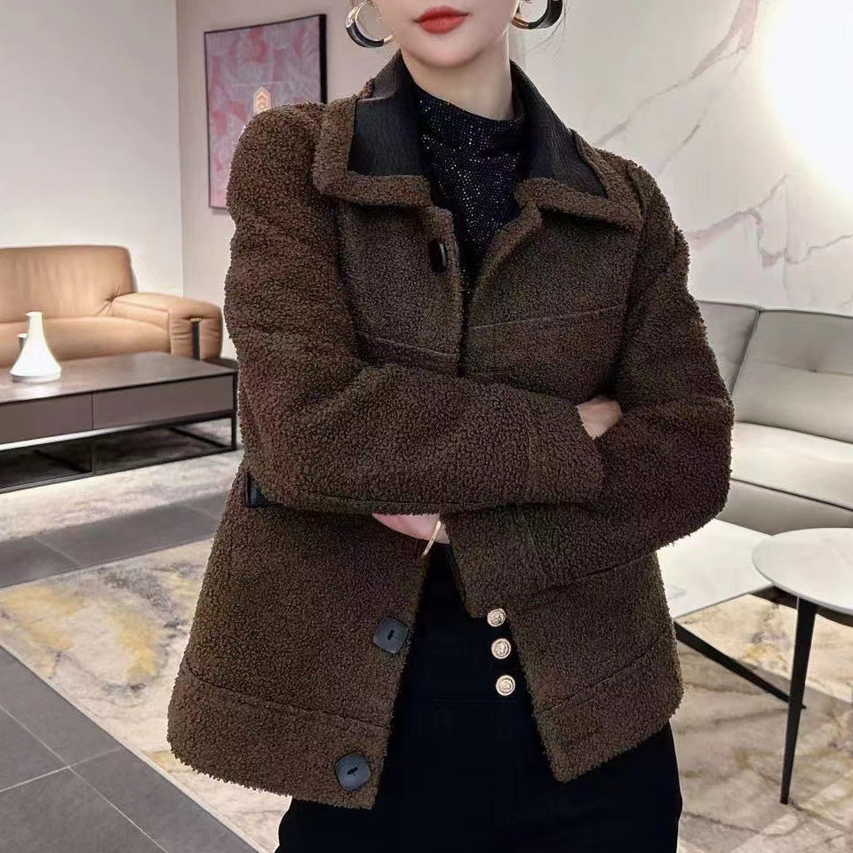 Modische, beidseitig tragbare, allumfassende kurze Lederjacke
