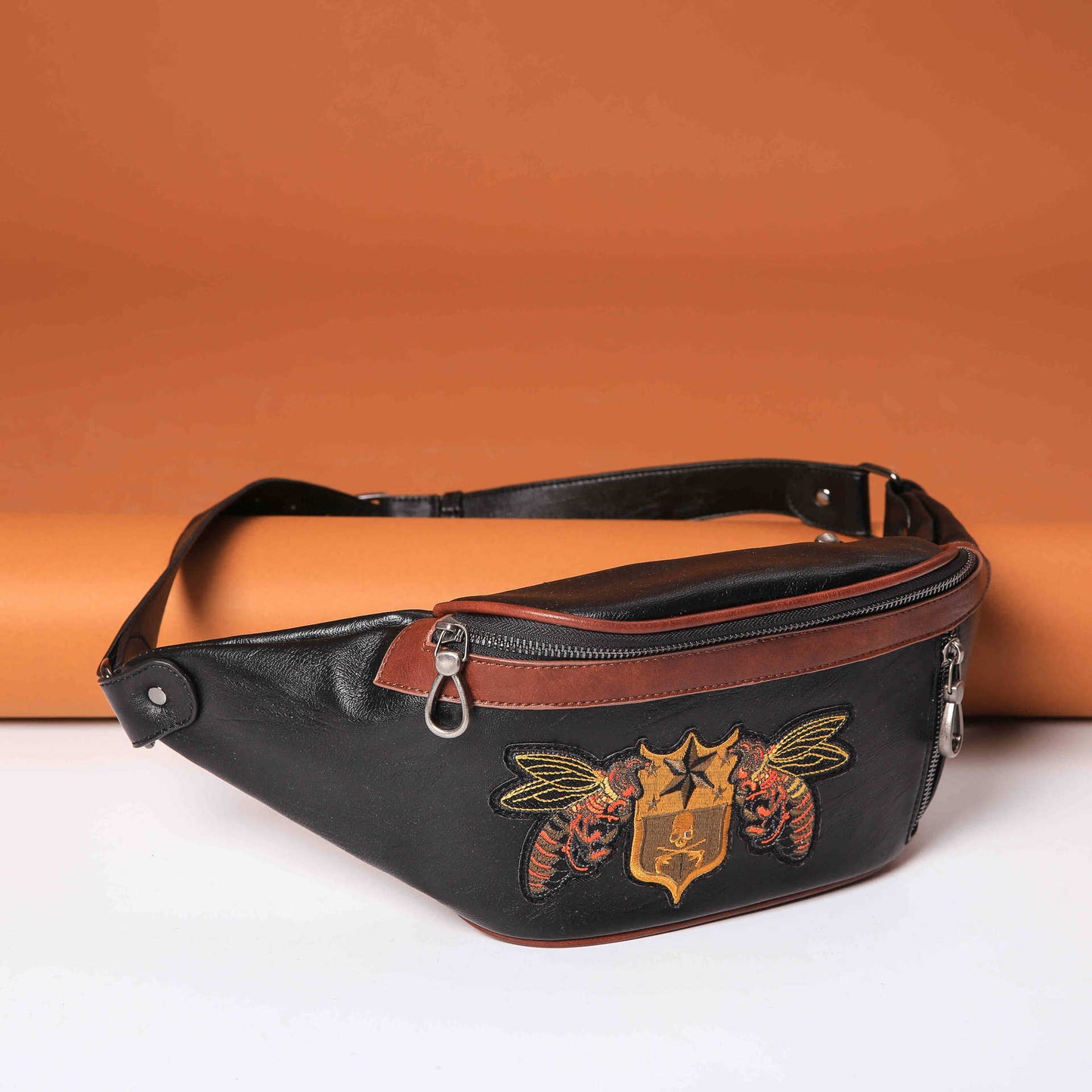 Kleine Ledertaschen für Männer und Frauen auf der Straße