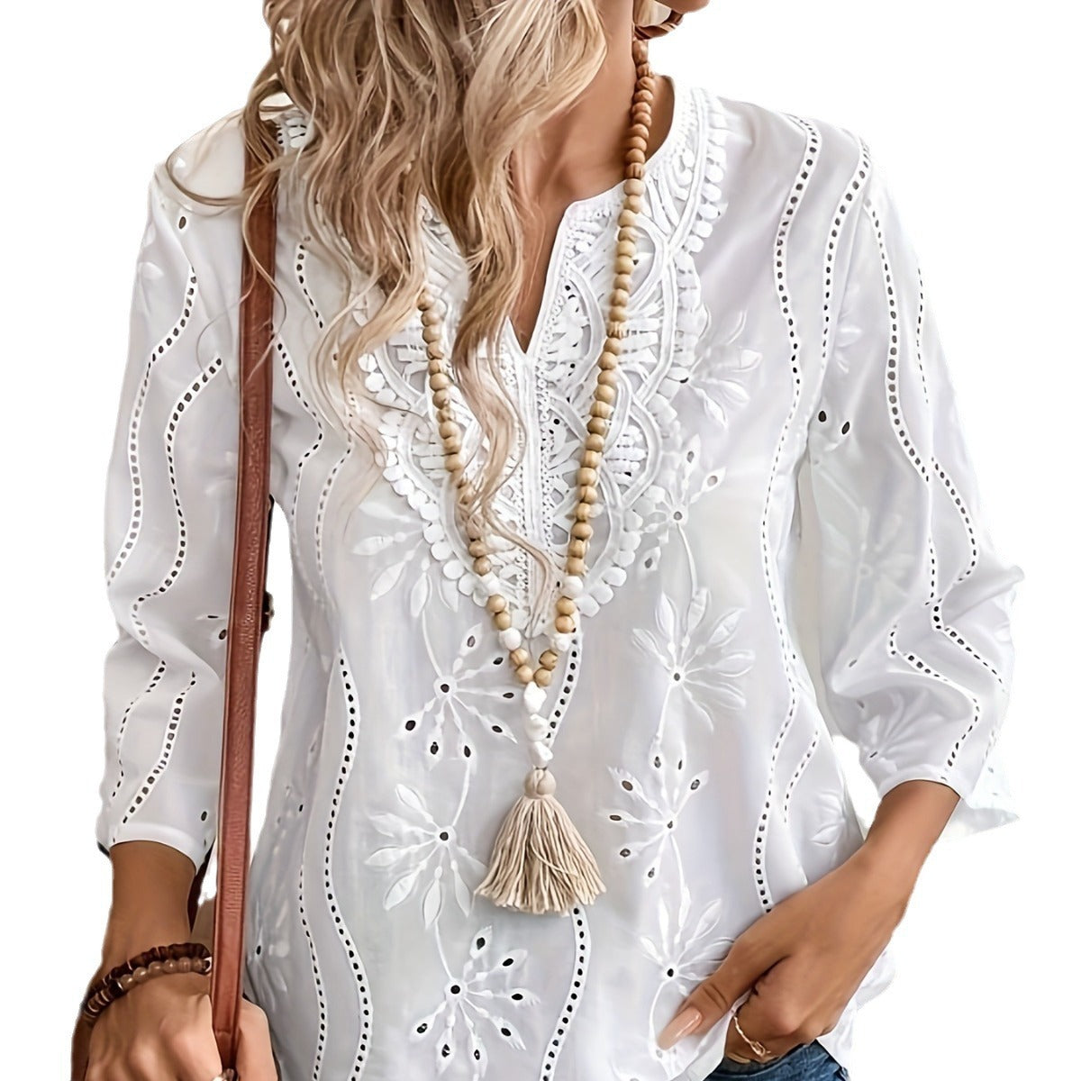 Blusa de encaje con mangas acampanadas bordadas y escote en V holgado
