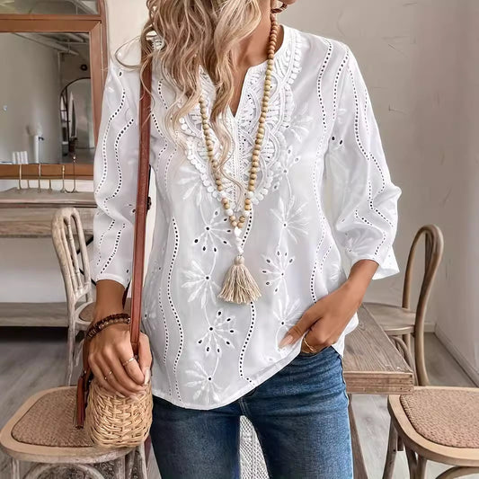 Blusa de encaje con mangas acampanadas bordadas y escote en V holgado
