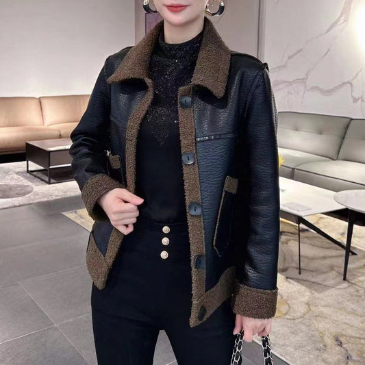 Modische, beidseitig tragbare, allumfassende kurze Lederjacke